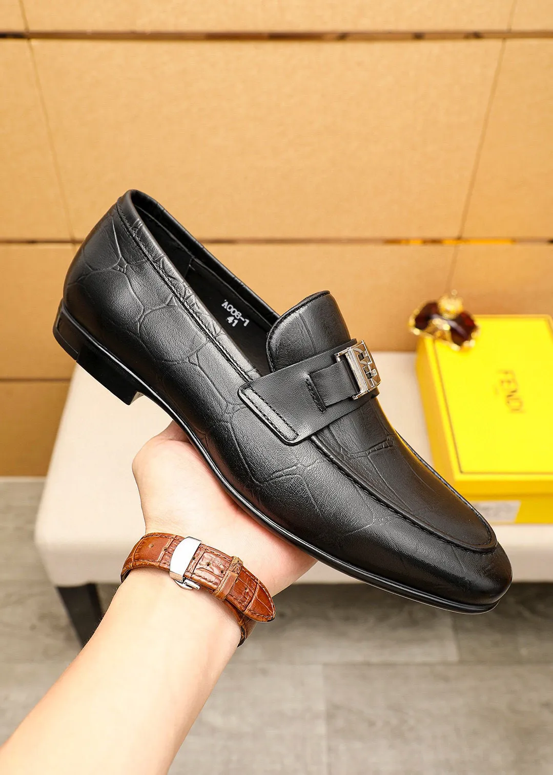 Men's shoes 💰442 💐 Product trademark: FENDI [Fendi] casual leather shoes Regular size: 38-44 (45🉑️customized) Product materials: Selected imported first-layer calfskin embossed upper + luxury hardware buckle, imported cowhide leather lining. Strong three-dimensional visual effect, rubber outsole Color: 1⃣️color optional